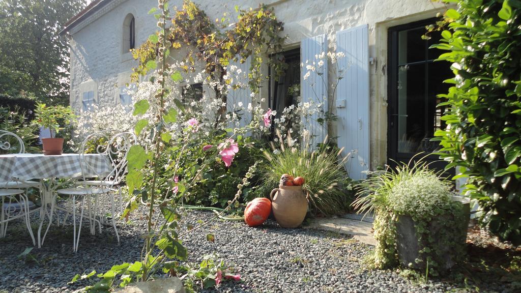 Les 2 Madeleine Bed and Breakfast Saint-Saturnin-du-Bois Exteriör bild