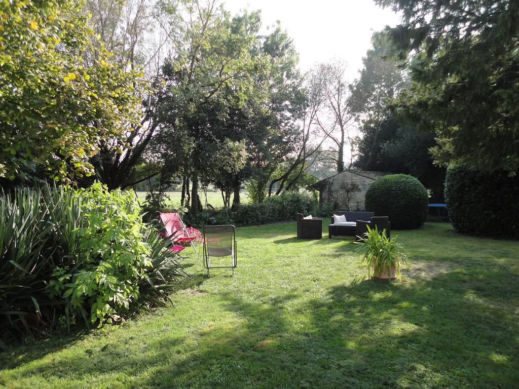 Les 2 Madeleine Bed and Breakfast Saint-Saturnin-du-Bois Exteriör bild