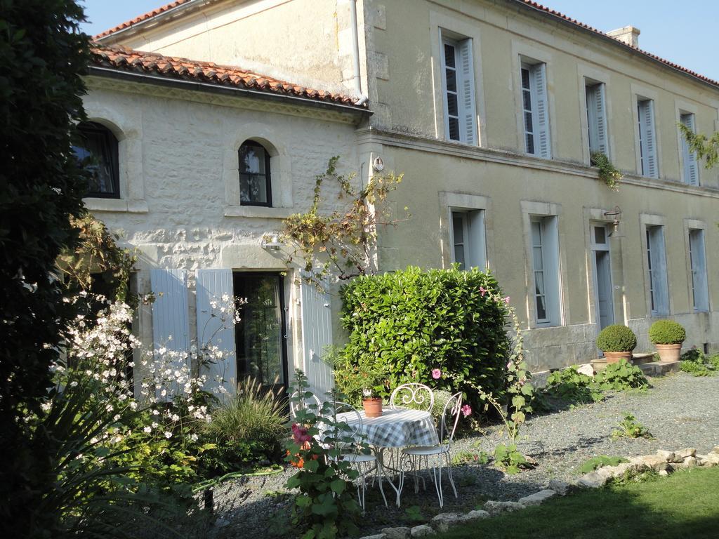 Les 2 Madeleine Bed and Breakfast Saint-Saturnin-du-Bois Exteriör bild