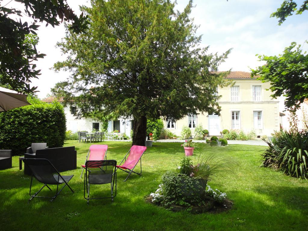 Les 2 Madeleine Bed and Breakfast Saint-Saturnin-du-Bois Exteriör bild