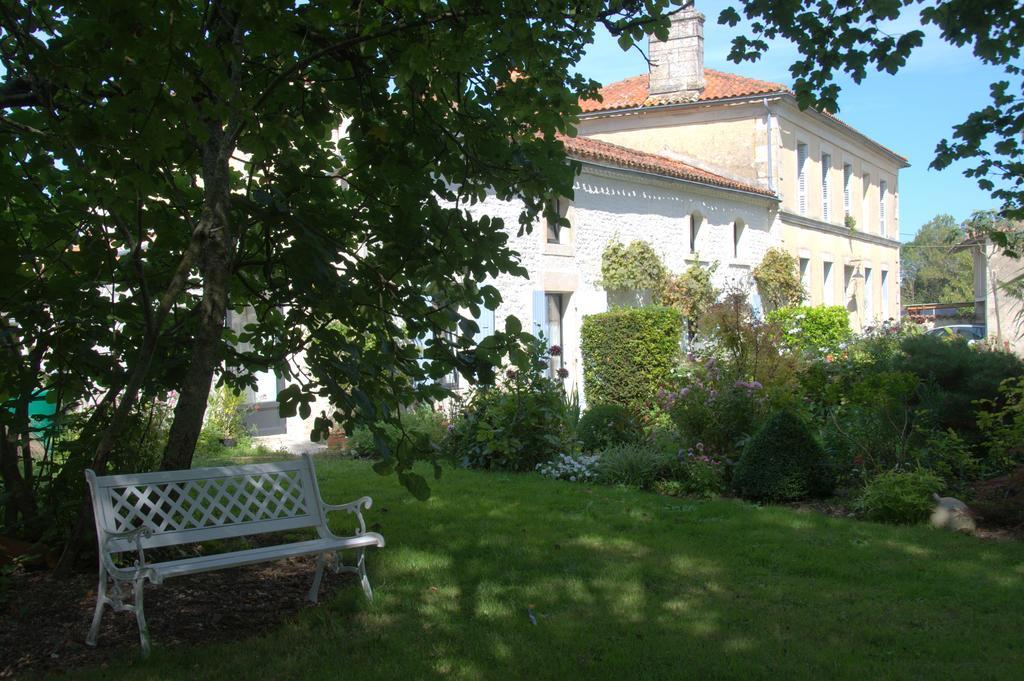Les 2 Madeleine Bed and Breakfast Saint-Saturnin-du-Bois Exteriör bild