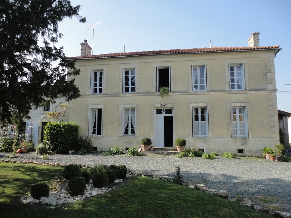 Les 2 Madeleine Bed and Breakfast Saint-Saturnin-du-Bois Exteriör bild