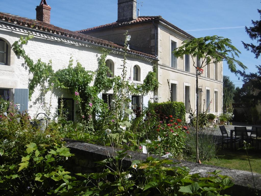 Les 2 Madeleine Bed and Breakfast Saint-Saturnin-du-Bois Exteriör bild