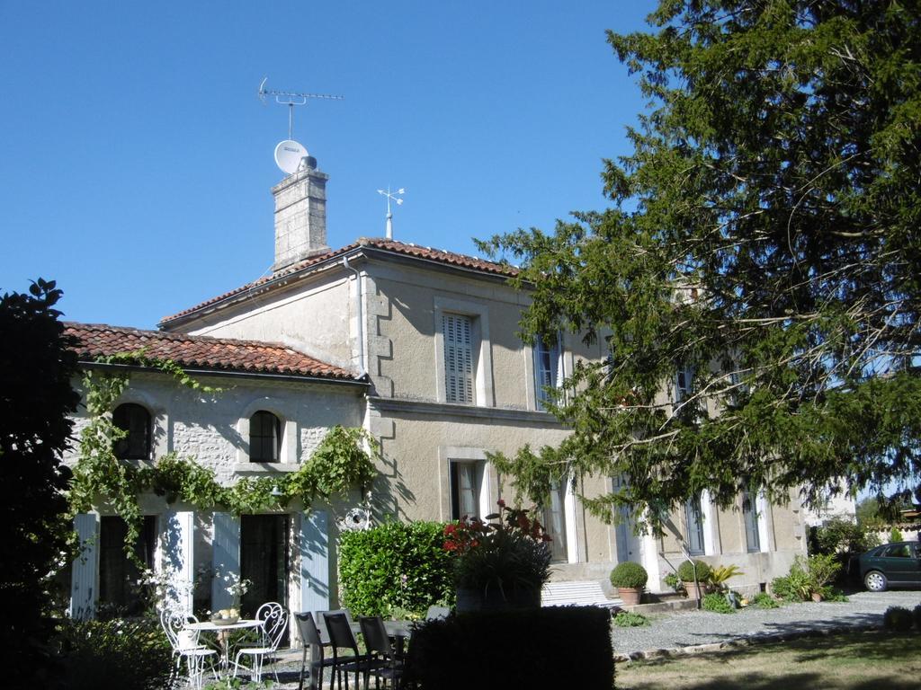 Les 2 Madeleine Bed and Breakfast Saint-Saturnin-du-Bois Exteriör bild