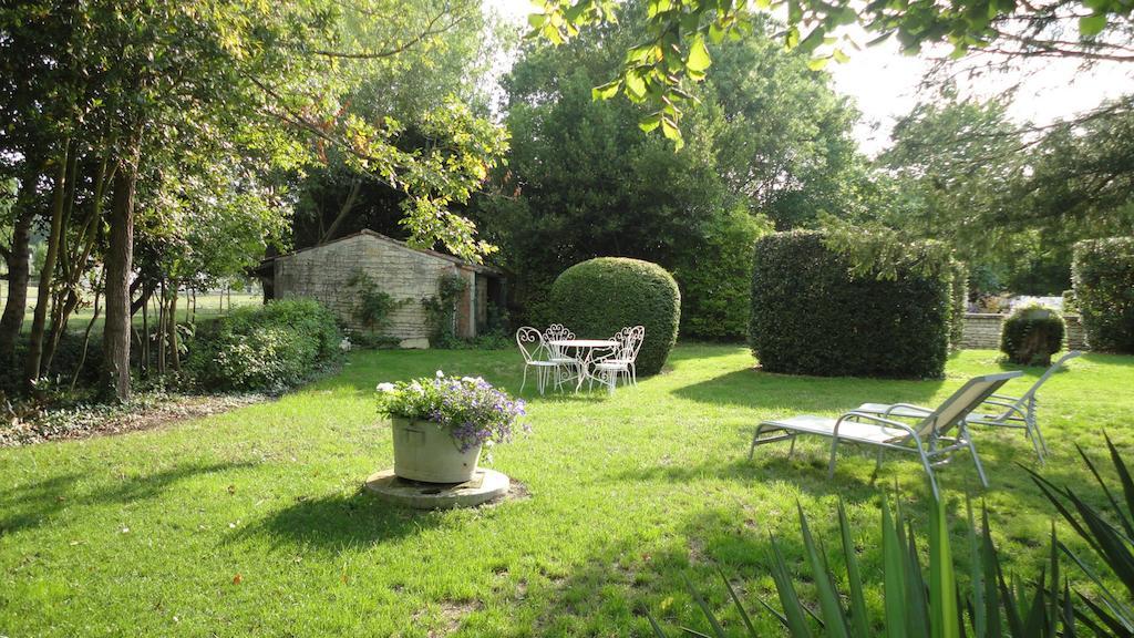 Les 2 Madeleine Bed and Breakfast Saint-Saturnin-du-Bois Exteriör bild