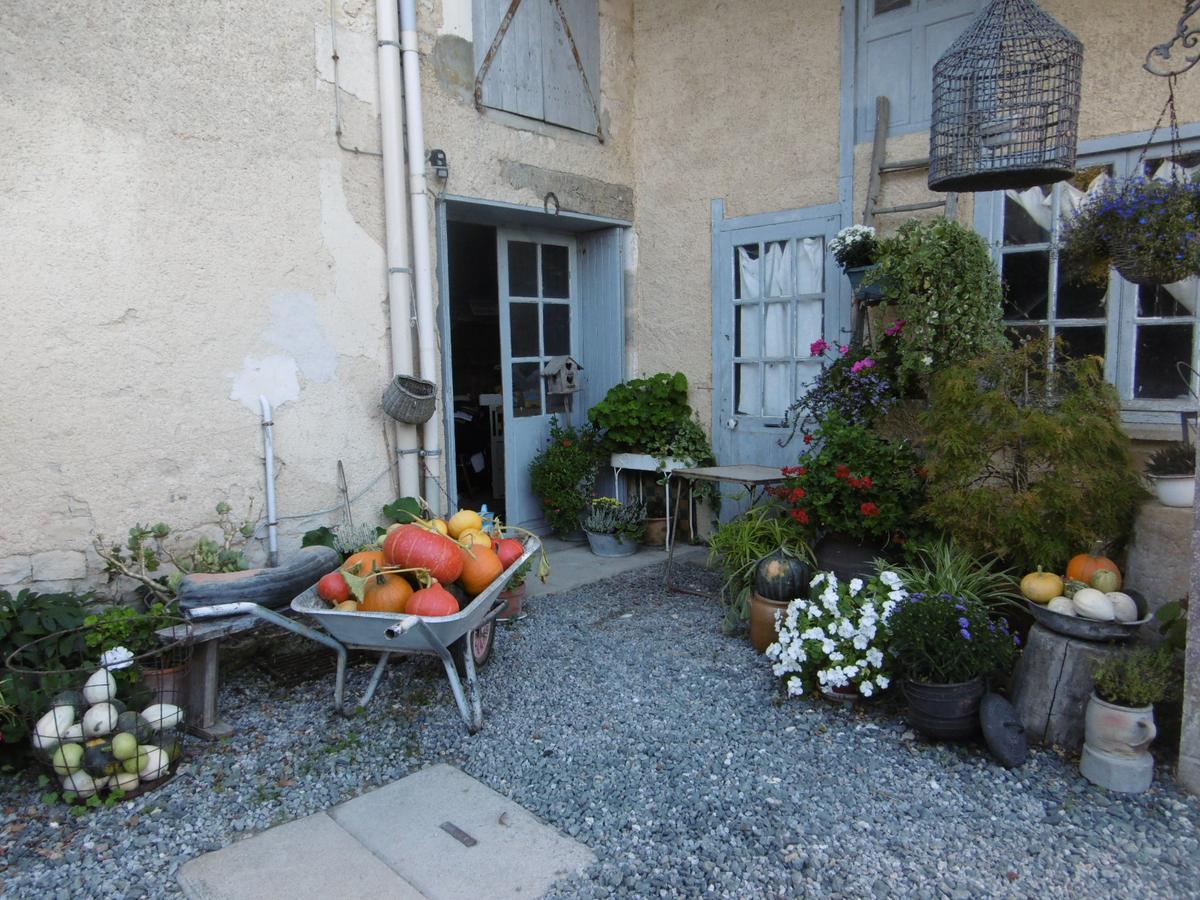 Les 2 Madeleine Bed and Breakfast Saint-Saturnin-du-Bois Exteriör bild