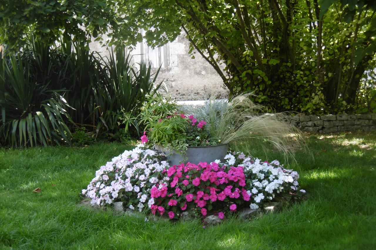 Les 2 Madeleine Bed and Breakfast Saint-Saturnin-du-Bois Exteriör bild