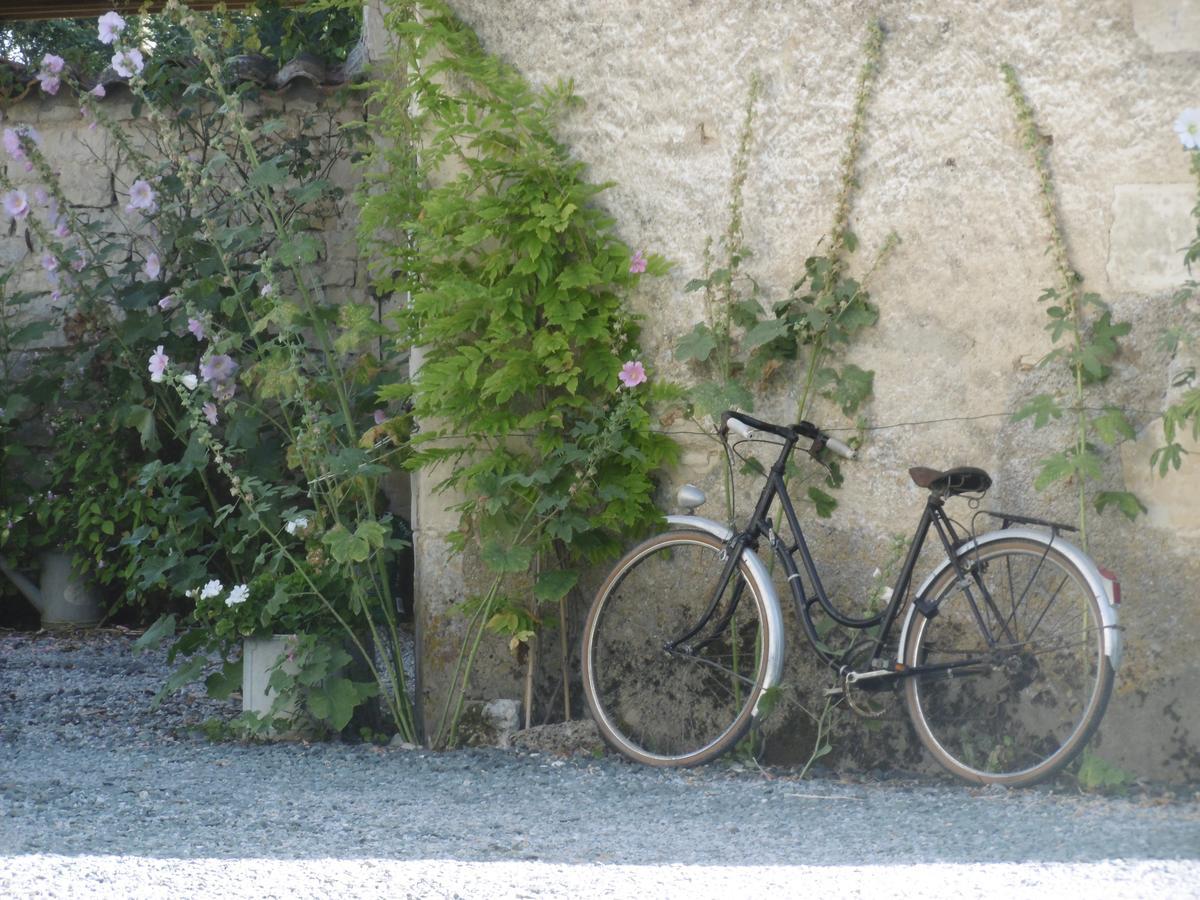 Les 2 Madeleine Bed and Breakfast Saint-Saturnin-du-Bois Exteriör bild