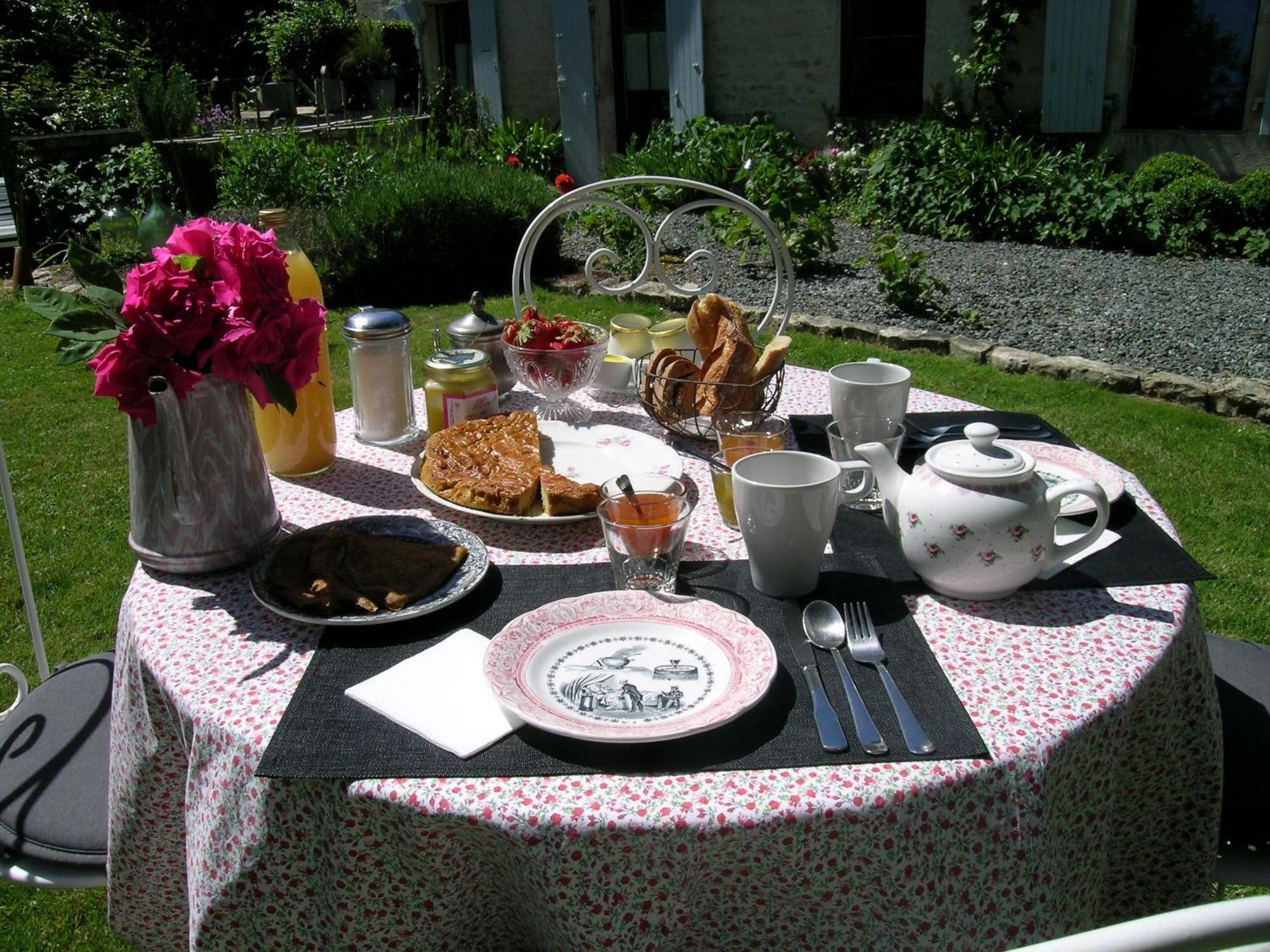 Les 2 Madeleine Bed and Breakfast Saint-Saturnin-du-Bois Exteriör bild