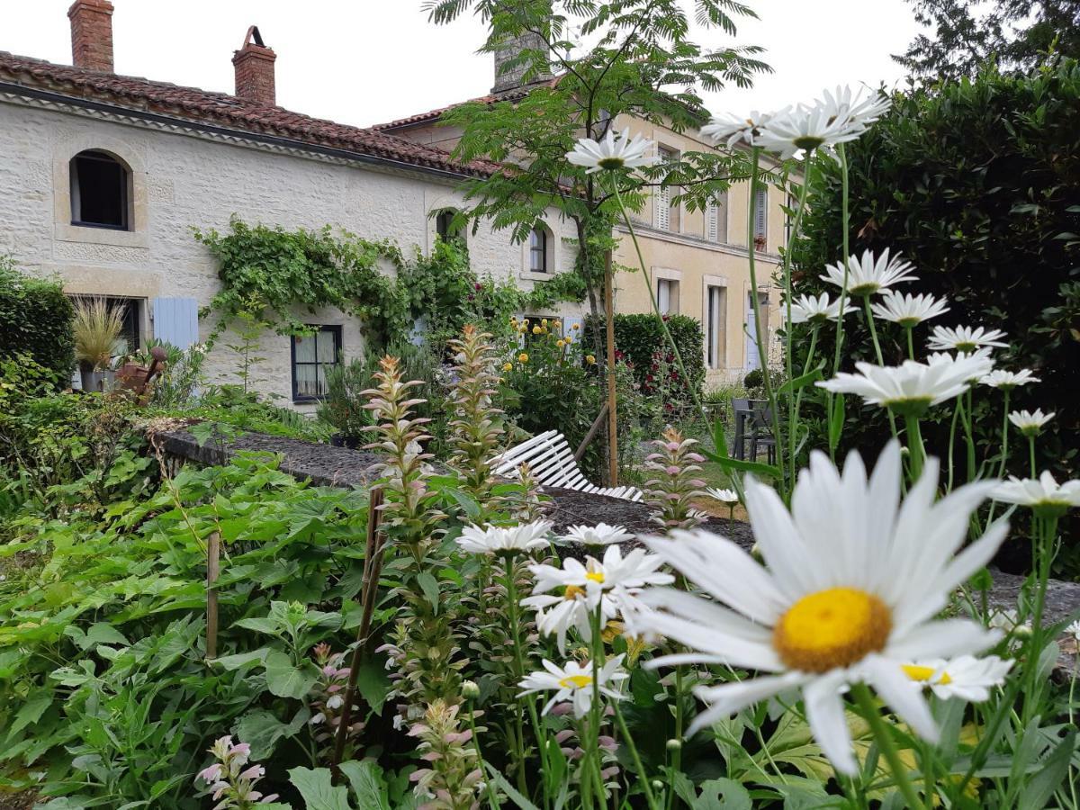 Les 2 Madeleine Bed and Breakfast Saint-Saturnin-du-Bois Exteriör bild
